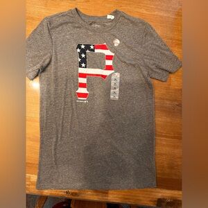 New boys Pittsburgh Pirates USA flag tee logo SIZE XL 14/16 super soft tee.